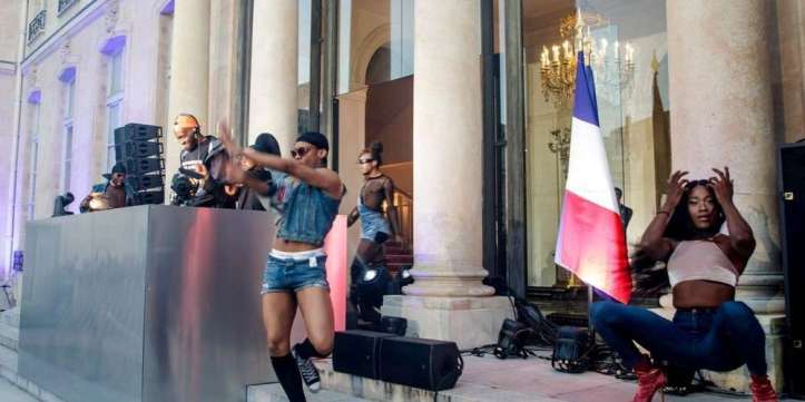 le-dj-kiddy-smile-et-ses-danseuses-sur-les-marches-du-palais-presidentiel